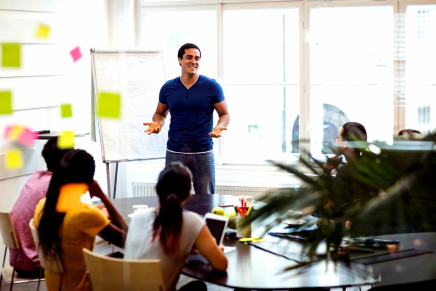 Teilnehmer arbeiten gemeinsam an Finanzkonzepten in einer Lernumgebung