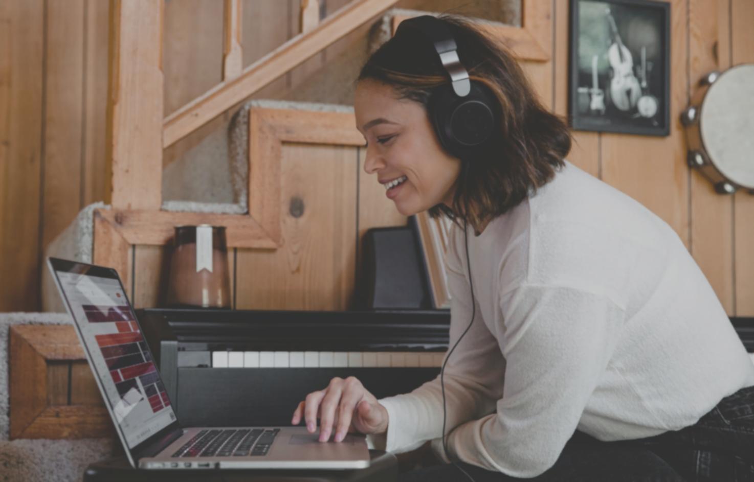 Team bei der Analyse von Unternehmensfinanzen